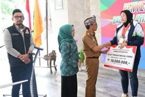 Pj Bupati Kuningan saat memberikan kadeudeuh kepada atlit Kuningan yang meraih medali pada PON XXI.